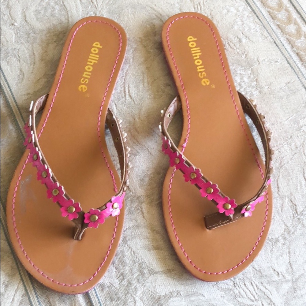 Dollhouse Pink floral flip flops. Size 5.5